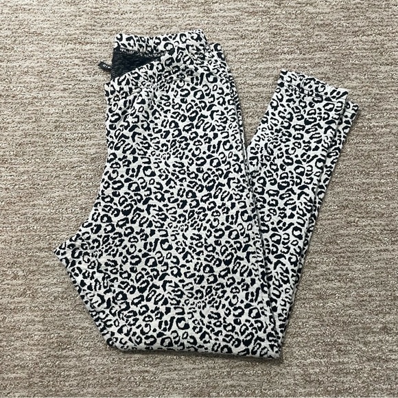 🏷️ 5 for $25 - Torrid Animal Print Leggings - Picture 1 of 10